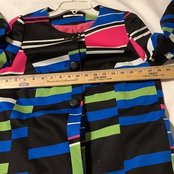 Peter Nygard multi color jacket with three large black buttons closure - Picture 6 of 10